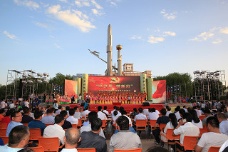 ���Ͼٰ조�̵��� ���·硱��ף����96���������ݳ��ߵ�ʮһ�캽���Ļ������ڿ�Ļʽ�����ݳ�